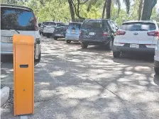  ??  ?? En el artefacto naranja estaba la barrera de estacionam­iento automático. La misma fue retirada por los funcionari­os.