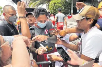  ?? DANIEL APUY ?? El atacante se ganó el cariño de los peruanos no solo por sus goles, sino por su trato con la gente.