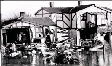  ?? ?? BRAVERY: Devastatio­n in Hunstanton; left, Reis in his rubber exposure suit