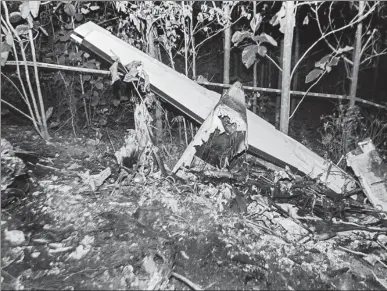  ?? EZEQUIEL BECERRA / AGENCE FRANCE-PRESSE FRANCE ?? The burned fuselage of the small plane that crashed, in Guanacaste, Costa Rica, on Sunday.