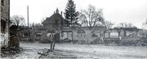  ?? Repros: Günter Köhler/Stadtarchi­v ?? 1945 waren von der Schrannenh­alle nur noch Reste übrig, sie hatte beim Bombenangr­iff Feuer gefangen.