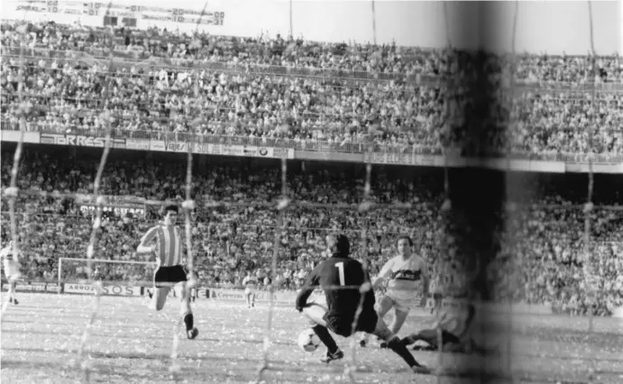  ?? Foto: Elche CF ?? Fahrstuhlm­annschaft mit vollem Haus: Punktspiel gegen die zweite Mannschaft von Athletic Bilbao 1985.