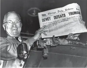  ?? „Chicago Tribune“ ?? US-Präsident Harry S. Truman hält nach der Wahl 1948 eine Zeitungsen­te hoch, die Thomas E. Dewey zum Sieger erklärt: „That ain’t the way I heard it!“