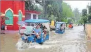  ?? PTI ?? Vehicles ply through a waterlogge­d road after heavy rain at Balurghat in South Dinajpur district of West Bengal on Sunday.