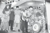  ??  ?? DR TEO memukul gong sebagai simbolik pelancaran Majlis Sambutan RIMUP Gawai Raya SMK Baru, Miri.