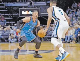  ??  ?? Russell Westbrook (i), ante Andrew Harrison