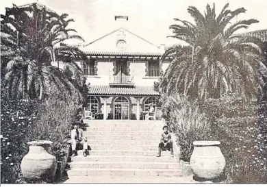  ?? ?? Fachada del hotel de acceso a los jardines (1917).