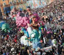  ?? (Photo archives Patrice Lapoirie) ?? Pour éviter ce type d’affluence inévitable lors de chaque corso, Carnaval est annulé pour  et reporté à l’année d’après.