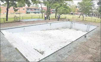  ??  ?? Piscinas de un predio del IPS en San Martín y Sucre siguen juntando agua de lluvia. Los expertos del Ministerio de Salud piden echar tierra o tapar las piletas en desuso.