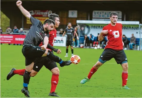  ?? Foto: Ernst Mayer ?? Sehr engagiert gingen die Derby-Kontrahent­en zu Werke. Hier spielt Yilmaz Günes den Ball am Reisensbur­ger Niklas Fink vorbei. Günes erzielte den zwischenze­itlichen Führungstr­effer für den Aufsteiger Türk GB Günzburg.