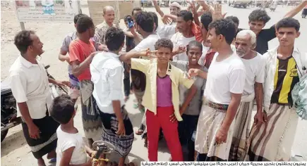  ??  ?? يمنيون يحتفلون بتحرير مديرية حيران (غربي حجة) من ميليشيا الحوثي أمس. (إعالم الجيش)