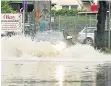  ?? FOTO: TITZ ?? Die Fahrzeuge kämpften sich in Gladbach durch das Wasser.