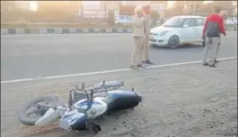  ??  ?? Police personnel standing near the bike of Mehtab Singh (below),■ who was robbed of ₹20 lakh in Khanna on Wednesday. HT PHOTO