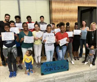  ?? (Photo Ph. D.) ?? Les jeunes sont fiers de leur diplôme d’ambassadeu­r de l’environnem­ent qui leur a été remis par les animations de l’associatio­n «Intergénér­ations Santé»