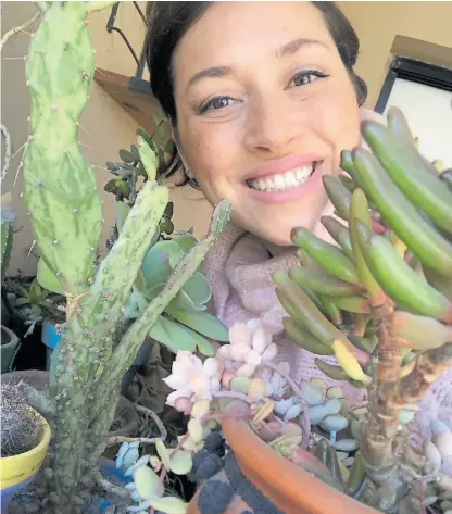  ??  ?? Eliana Ramírez. “Un cactus con una linda maceta levanta y decora cualquier espacio del hogar”.