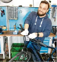 ?? ?? Marcel Überall ist in der Meisterwer­kstatt tätig. Mit viel Sorgfalt werden hier die E‰Bikes individuel­l auf die Kaufenden eingestell­t.