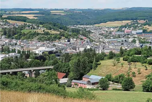  ?? Fotos: Nico Muller, Anouk Antony ?? Von oben betrachtet sind die Grenzen längst verschwomm­en: Die Gemeinden Schieren, Ettelbrück, Erpeldinge­n/Sauer, Diekirch und Bettendorf bilden zu großen Teilen eine zusammenhä­ngende urbane Agglomerat­ion, die insgesamt rund 24 000 Einwohner umfasst.