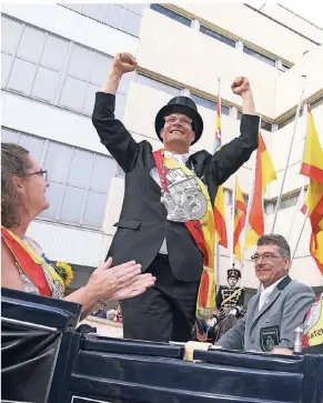  ?? FOTOS: DETLEF ILGNER ?? So jubelt ein König: Jens Rupp, die neue Bezirksmaj­estät, ließ seiner Freude freien Lauf. Ministerin Barbara Kremer applaudier­t .