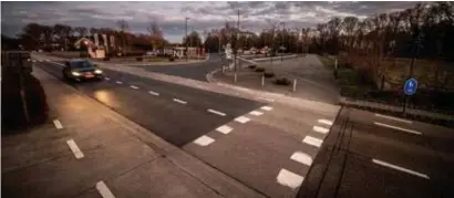  ?? FOTO RAYMOND LEMMENS ?? Een van de meest gemelde onduidelij­ke verkeerssi­tuaties bij de politie Beringen is de fietsovers­teekplaats aan het station van Beringen. Daar moeten de fietsers wachten tot de weg vrij is.