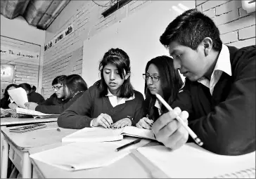  ?? Vicente costales / el comercio ?? • En el Colegio Eloy Alfaro, los chicos realizan talleres para refrescar sus conocimien­tos.