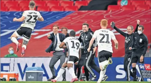  ??  ?? El Fulham celebra el segundo tanto de Bryan que les sirvió para ascender a la Premier.