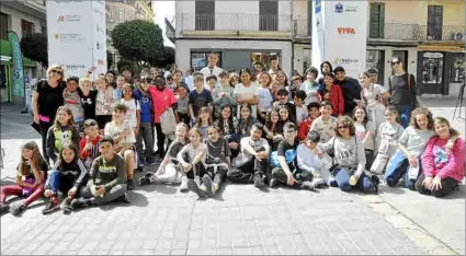  ?? ?? A la izquierda, la alcaldesa de Capdepera, Mireia Ferrer, recibió de Joan Arrom el importe de la energía producida. Arriba, los alumnos del CEIP Miquel Duràn i Saurina en la Plaça d’Espanya de Inca.