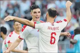  ?? FOTO: EFE ?? Milenkovic e Ivanovic, celebrando el triunfo de Serbia que la deja más cerca de octavos