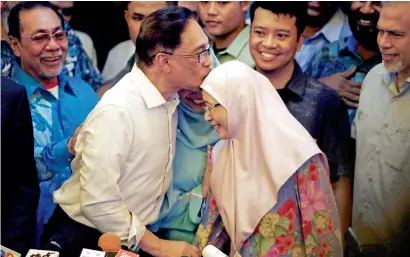  ?? Reuters ?? Anwar Ibrahim kisses his wife during a news conference in Kuala lumpur on Wednesday. —