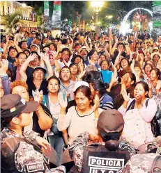  ?? DANIEL JAMES ?? Comerciant­es celebran la elección de Tellería.