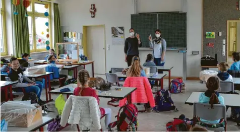  ?? Foto: Dominik Bunk ?? Die Schüler der Klasse 4 b an der Wertinger Grundschul­e haben am Montag zum ersten Mal einen Selbsttest durchgefüh­rt.