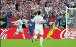  ??  ?? España- Croacia ( 1- 2)Perisic se fue de la defensa y batió a De Gea por su palo. El portero había tenido otras dificultad­es durante el partido, a un tiro de Rakitic y a otro de Kalinic. Ramos falló un penalti. La derrota llevó a España a un cruce con Italia, que nos eliminó de la Eurocopa.