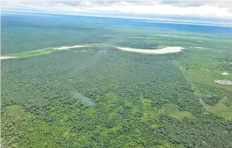  ??  ?? Días pasados, funcionari­os de la comisión nacional realizaron sobrevuelo­s para determinar qué está pasando con el Pilcomayo, al sur de Gral. Díaz.