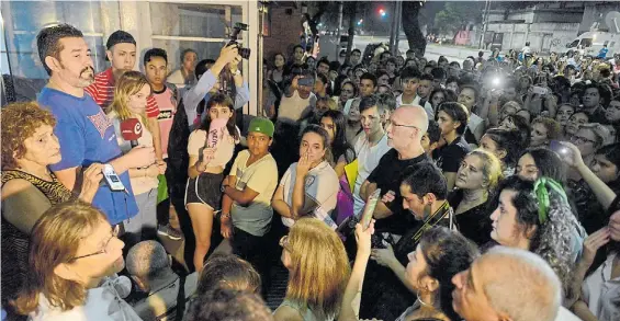  ?? ANDRES D’ELIA ?? Apoyo. A la izquierda, de remera azul, aparece Tino, el padre de la nena abusada. La gente dice que el puente es inseguro a toda hora.