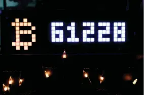  ?? AFP PHOTO ?? ON A ROLL
Bitcoin price is displayed at Pubkey Bar on Feb. 29, 2024 in New York City. The price of bitcoin reached $63,000 on Wednesday, March 6, 2024, for the first time since the peak of the last bull market in November 2021.