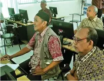  ?? SALMAN MUHIDDIN/JAWA POS ?? SEMANGAT BELAJAR: Suyitno (pakai peci) bersama teman-temannya di gedung BLC Taman Flora, Rabu (7/2).