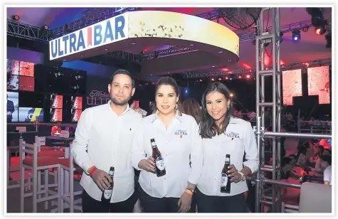  ??  ?? ANFITRIONE­S. Ejecutivos de Michelob Ultra dieron la bienvenida en la zona exclusiva de La Plaza Juniana.