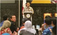  ?? HANUNG HAMBARA/JAWA POS ?? INOVASI: Agung Kuswandono saat workshop pengembang­an industri cangkang kapsul dari rumput laut di Graha Amerta, Unair.