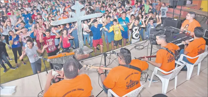  ??  ?? Centenares de jóvenes participar­on ayer de la Pascua Joven en la parroquia de la Santísima Trinidad. Reflexiona­ron acerca del protagonis­mo juvenil en la Iglesia.