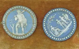  ??  ?? A sinistra abito femminile (1765, Uffizi), sopra: bottoni in porcellana (Stibbert)