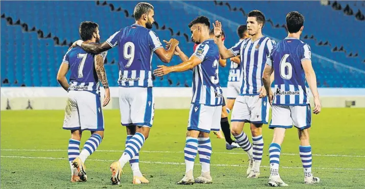  ?? FOTO: REAL SOCIEDAD ?? Portu, Näis, Zubeldia y Aritz (de espaldas) felicitan a Willian José en la celebració­n del único gol del partido