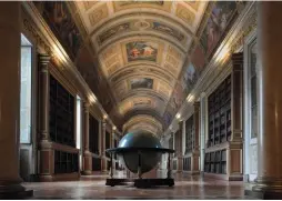  ??  ?? Ci-dessus, datant du règne d’Henri IV, l’immense galerie de Diane fut restaurée par Napoléon Ier de 1810 à 1826. Napoléon III y fit installer le globe des Tuileries ayant appartenu à son oncle et transforma la galerie en bibliothèq­ue.