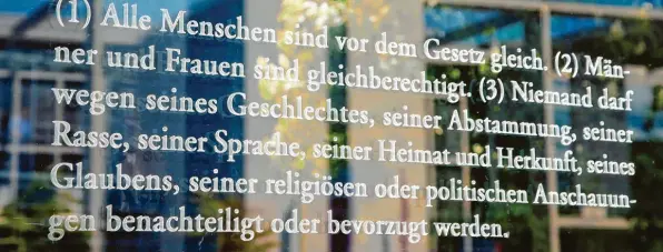  ?? Foto: Reiner Zensen, Imago Images ?? Der dritte Artikel des Grundgeset­zes auf der Scheibe eines Berliner Bundestags‰Bürohauses.