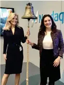  ?? Bild: NASDAQ ?? RING KLOCKA, RING. På kvinnodage­n i år, den 8 mars, ringde Ulrika Johansson, tillsamman­s med Margi Mataj från UN Global Compact, i klockan vid Stockholms­börsens stängning.