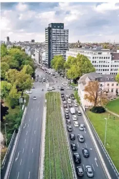  ?? RP-FOTO: ANDREAS ENDERMANN ?? Auf der Kaiserstra­ße ist eine Autospur für einen Radweg weggefalle­n – auch ein Teil der dritten Umweltspur, die in Teilstücke­n entsteht.