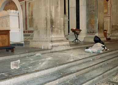  ??  ?? A sinistra la pietra e il corpo del turista spagnolo (foto sotto) E ancora il cartello che spiega i motivi della chiusura della basilica