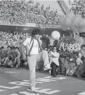  ?? (Ansa) ?? Bagno di folla Napoli, 5 luglio 1984: ecco Maradona