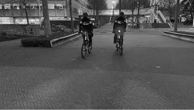  ??  ?? Twee politie bikers met blauwe zwaailicht­en aan hun fiets.(Foto: Teller Report)