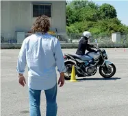  ??  ?? Conoscere la tecnica e imparare a controllar­e il mezzo sono elementi fondamenta­li per chi voglia guidare una moto evitando incidenti