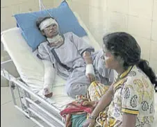  ?? GURMINDER SINGH ?? The 15yearold acid attack victim at a private hospital in Ludhiana on Wednesday as her mother looks on.