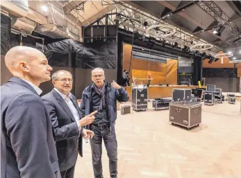  ?? FOTO: CHRISTIAN FLEMMING ?? Kurz vor der ersten offizielle­n Tagung besichtigt Lindaus OB Gerhard Ecker (Mitte) mit den Projektlei­tern Carsten Holz (links) und Georg Speth (rechts) die neue Inselhalle. Der große Saal wird bis zum Start der Psychother­apiewochen am 15. April so weit...